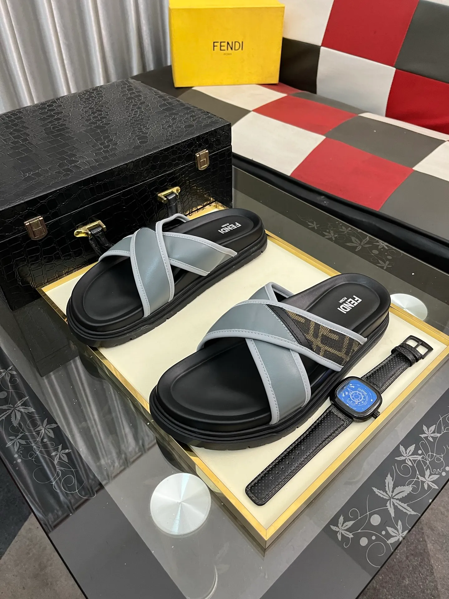 Men's men's shoes💰320⌚️⌚️FENDI Fendi slippers and sandals are shipped💄How can this summer be without the blessing of little monsters💄Original imported special hardware decorative pattern➕Original private model outsole! Details determine success or failure, good quality is not afraid of magnifying details! It feels super comfortable on your feet! This summer you need a pair of trendy, cool and comfortable sandals👣 Standard size: 38-443️⃣Colors available